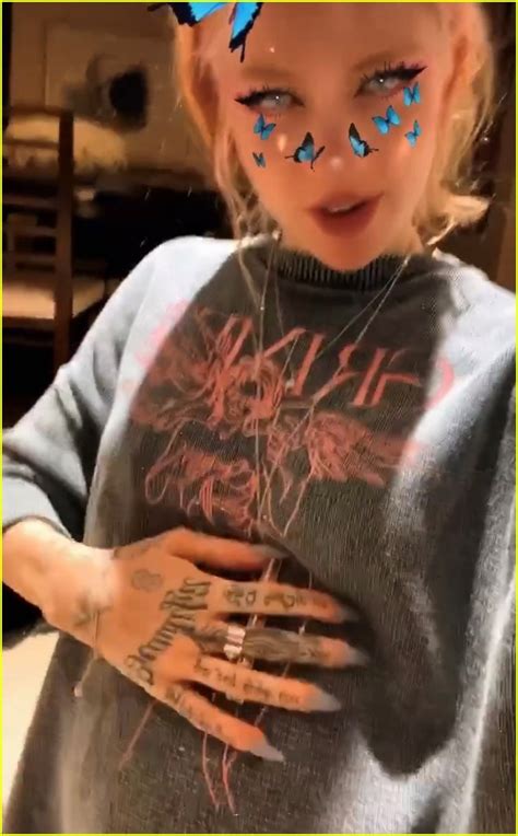 grimes boobs|Grimes Reveals Shes Pregnant With Topless Photo 